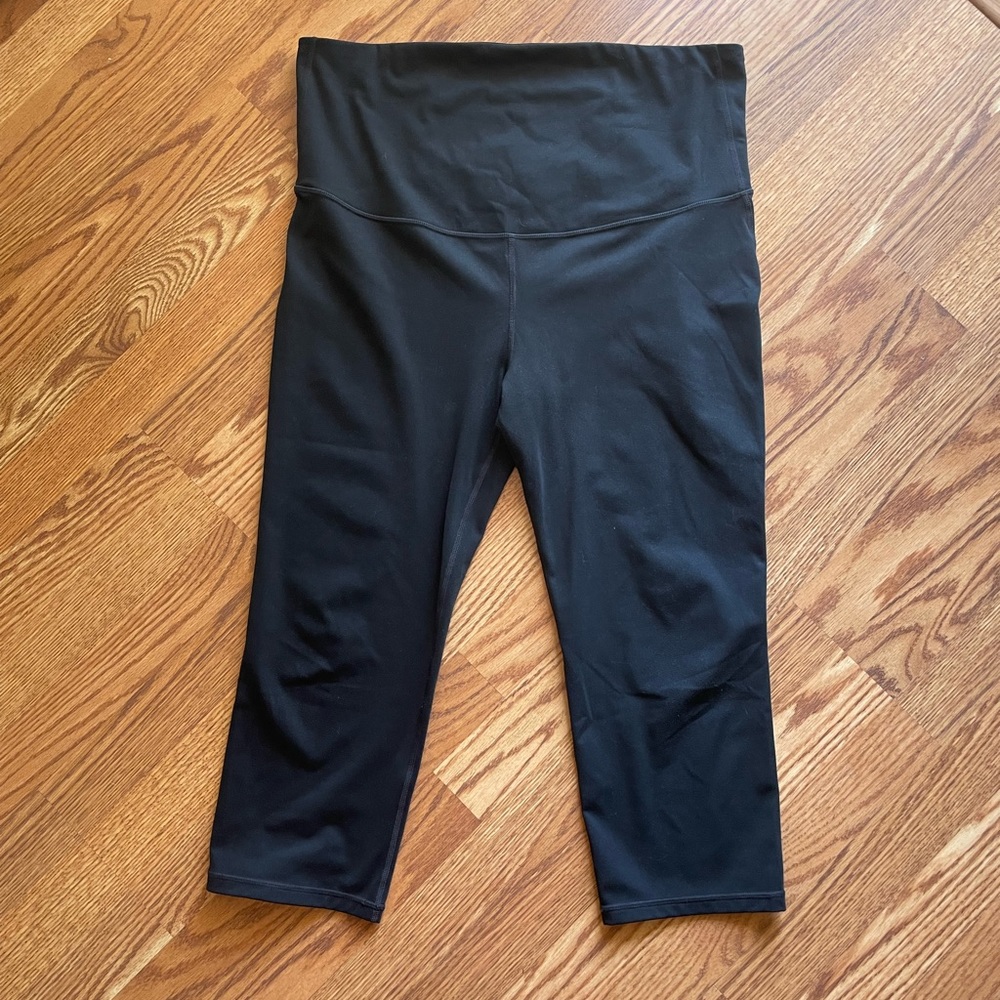 Black GapFit Maternity Workout Capris, size Large
